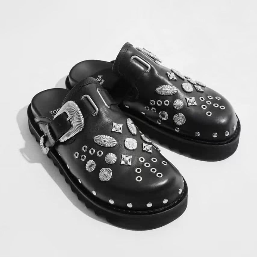 Sabot Premium en cuir à ornements métalliques