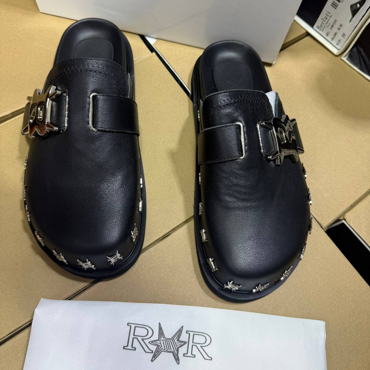 Mules / Sabots Cloutés en Cuir Noir "PA Mule" – Palm Angels